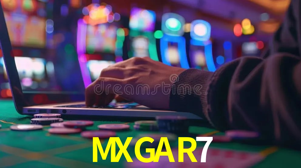 Una escena digital vívida inspirada en casino con MXGAR7 mostrado prominentemente, luces brillantes, fichas, cartas y acentos dorados.