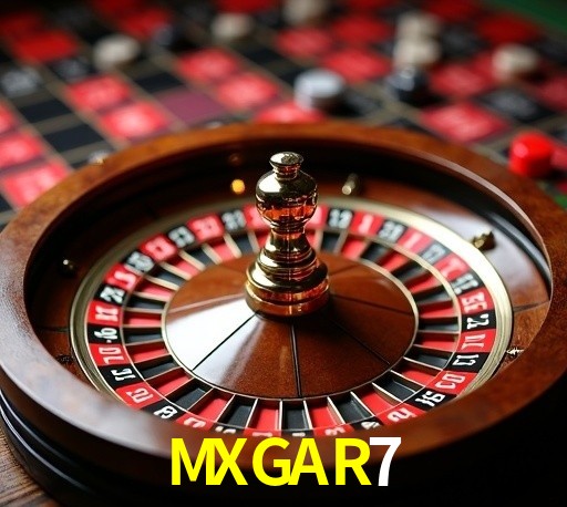 Escena dinámica inspirada en casino con iluminación MXGAR7, cartas, fichas e íconos de juegos digitales en un espacio moderno de juegos.